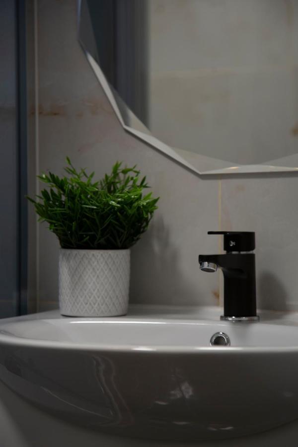 Stylish Quentin Apartment In The King Street Budapest Exteriör bild