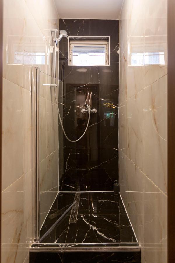 Stylish Quentin Apartment In The King Street Budapest Exteriör bild